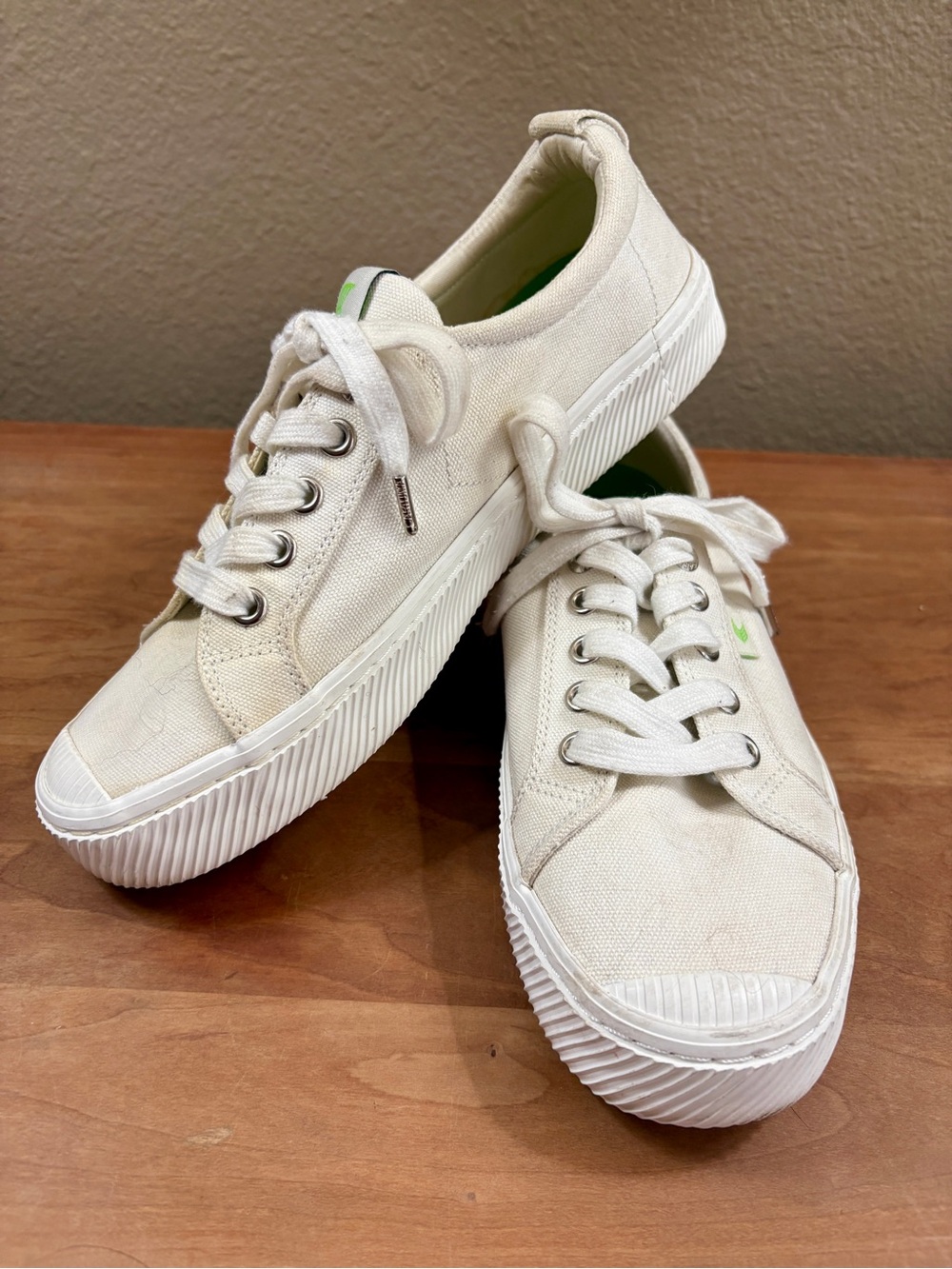 CARIUMA Womens OCA Low Off White Lace Up Canvas Sneaker, Womens size US 7.5